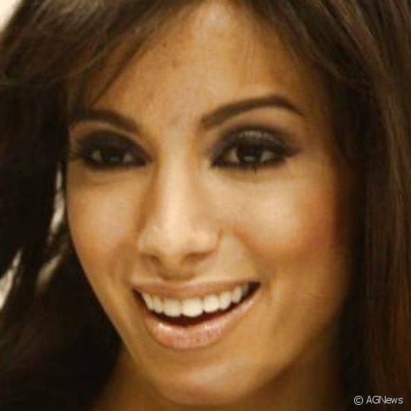 Dona de olhos grandes, Anitta adora valorizar a região através de maquiagens bem elaboradas